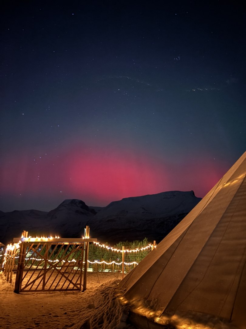 Nordlys over fjellene i Lyngenfjord