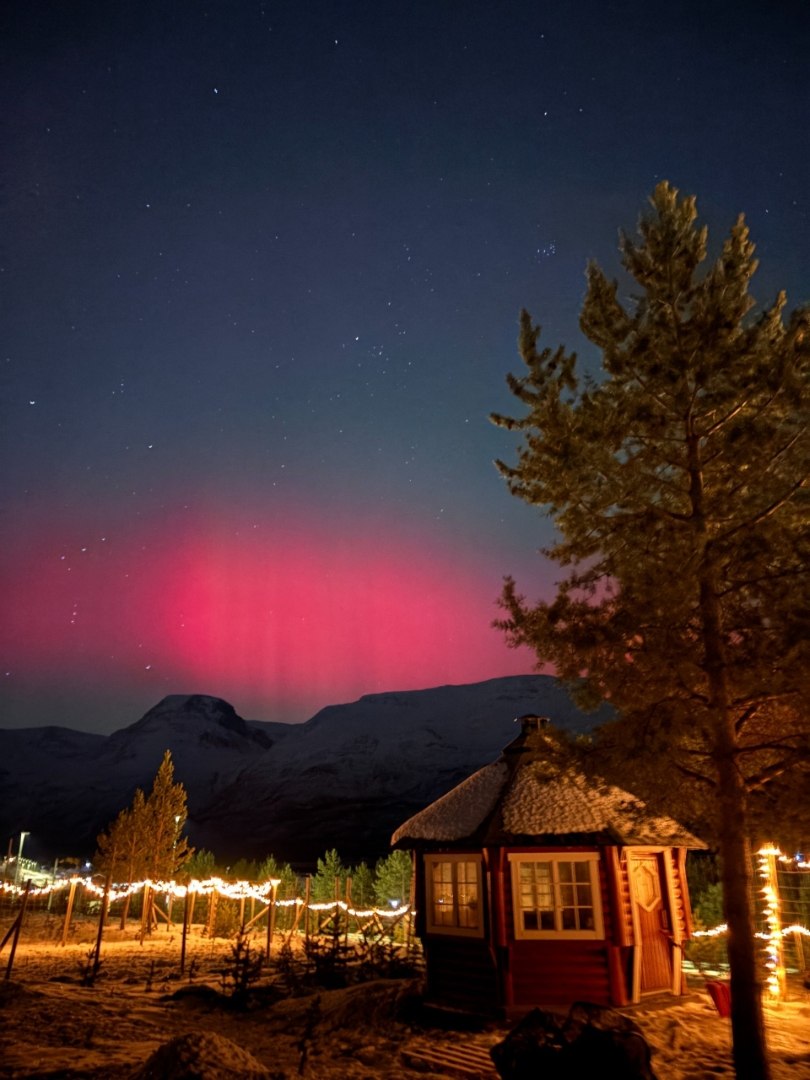 Samisk lavvocamp i snødekt landskap