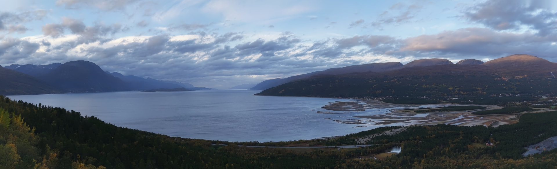 Panorama over fjorden og fjellene ved Nàllovuohppi
