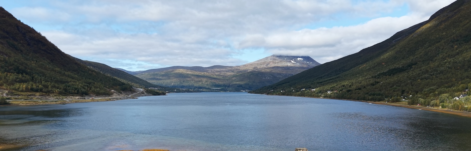Ramfjorden med fjell og skog i Tromsø-regionen