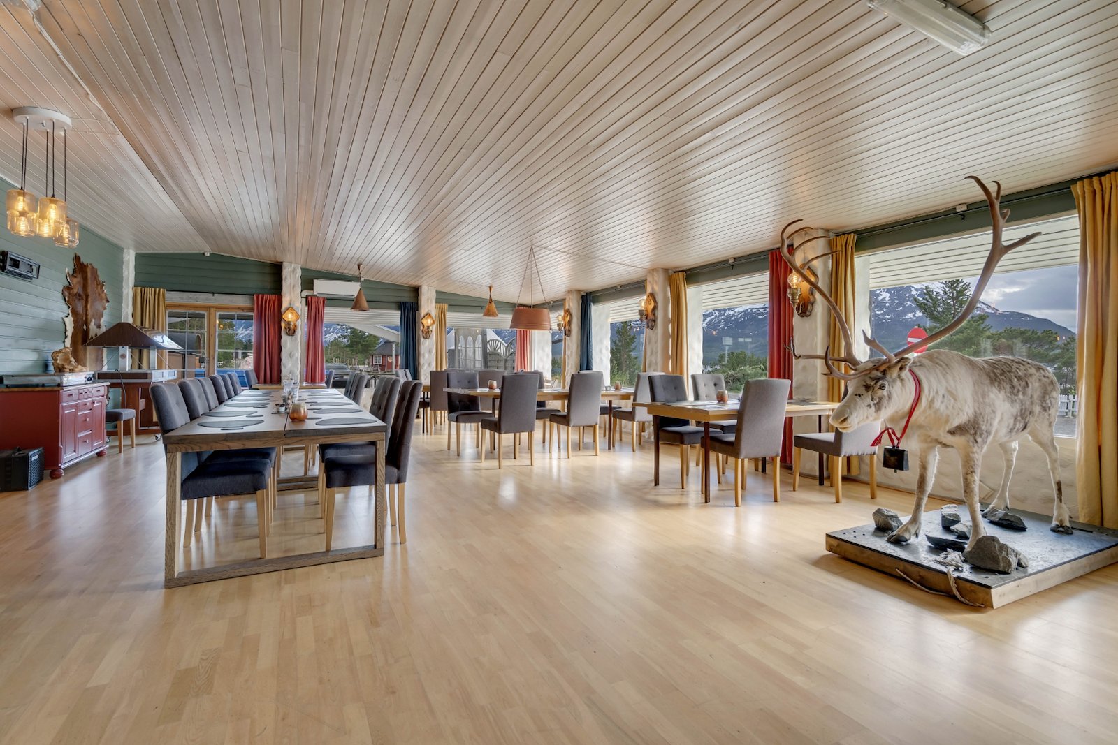 Fellesstue med sittegrupper på Lyngenfjord Hotel