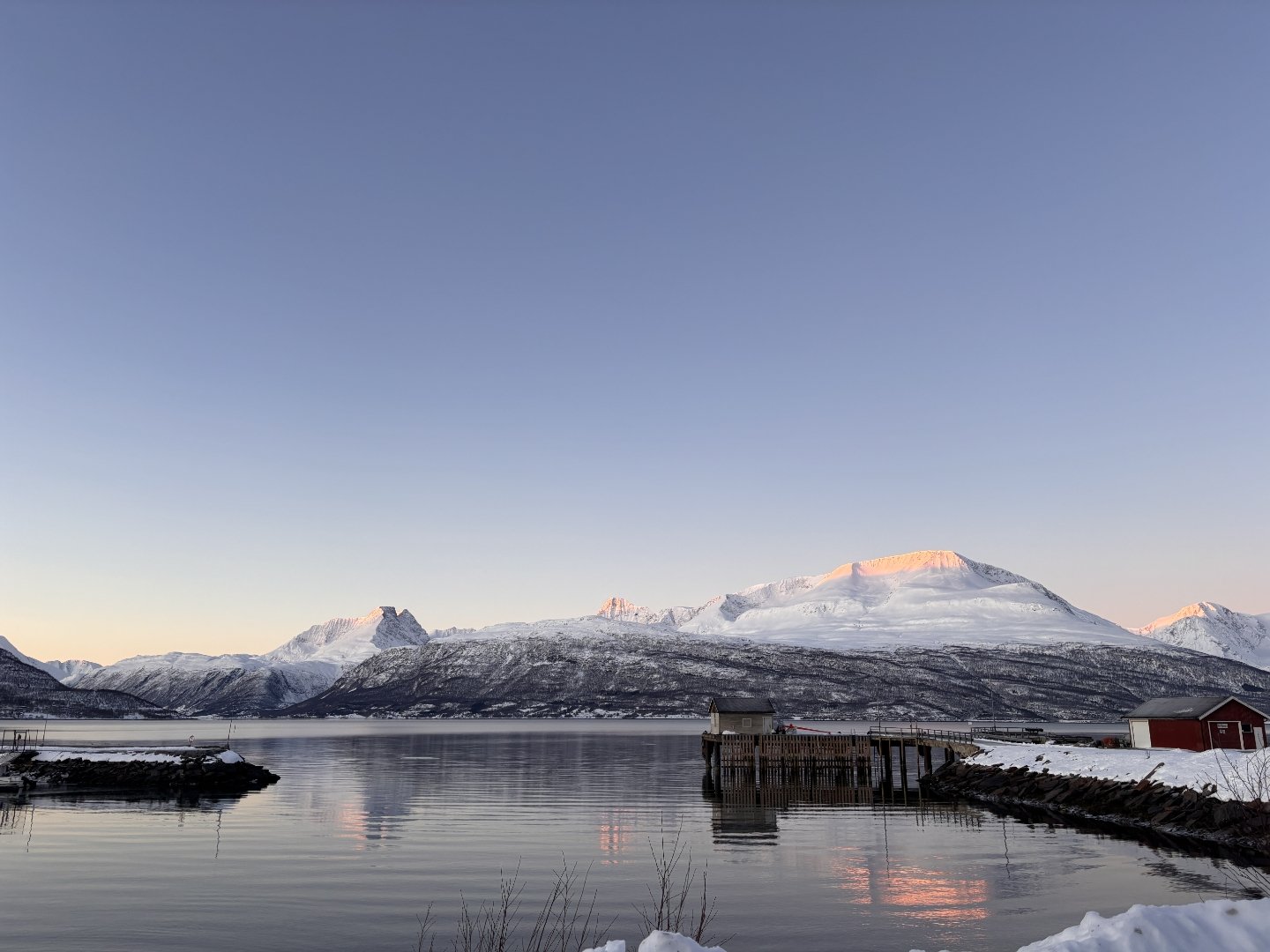 Utsikt over fjorden og Lyngsalpene