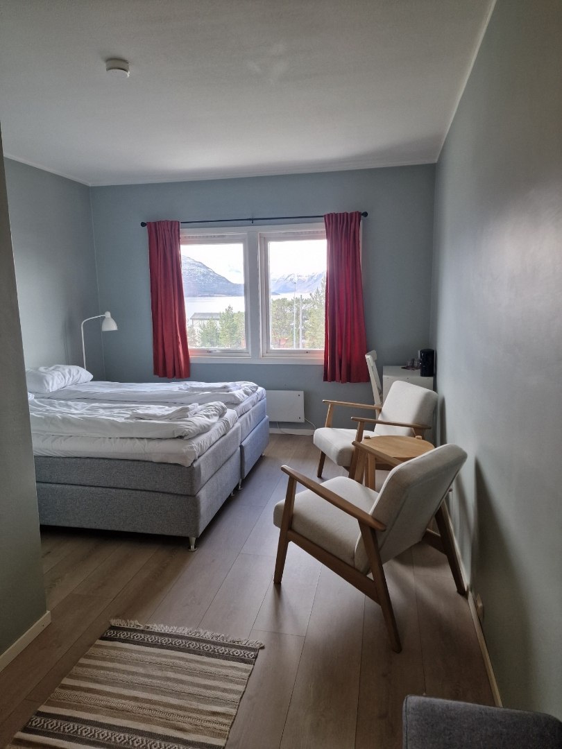 Dobbeltrom med sittegruppe på Lyngenfjord Hotel